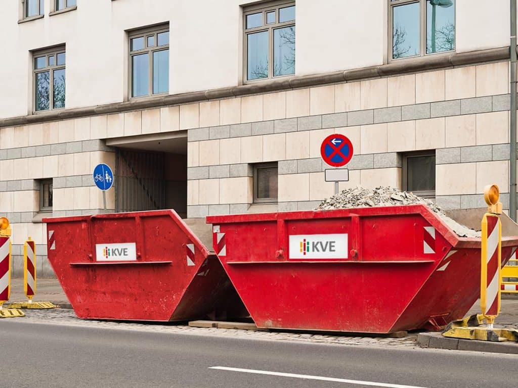 Abfallcontainer vom Containerdienst Sulzbach auf der Straße abgestellt